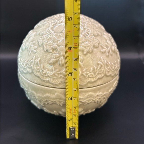 Beautiful Ceramic Egg by Marilyn. Attractive intricate design - Great condition. - Picture 8 of 8